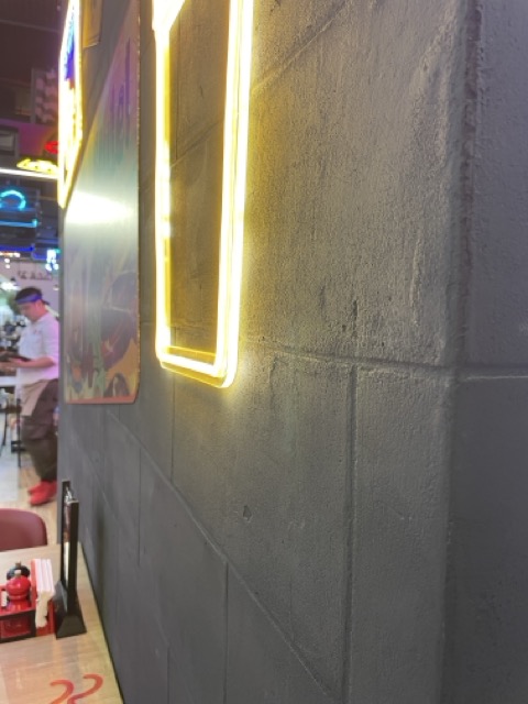 Catch 22 Dubai - Intonachino lime plaster application in beton technique