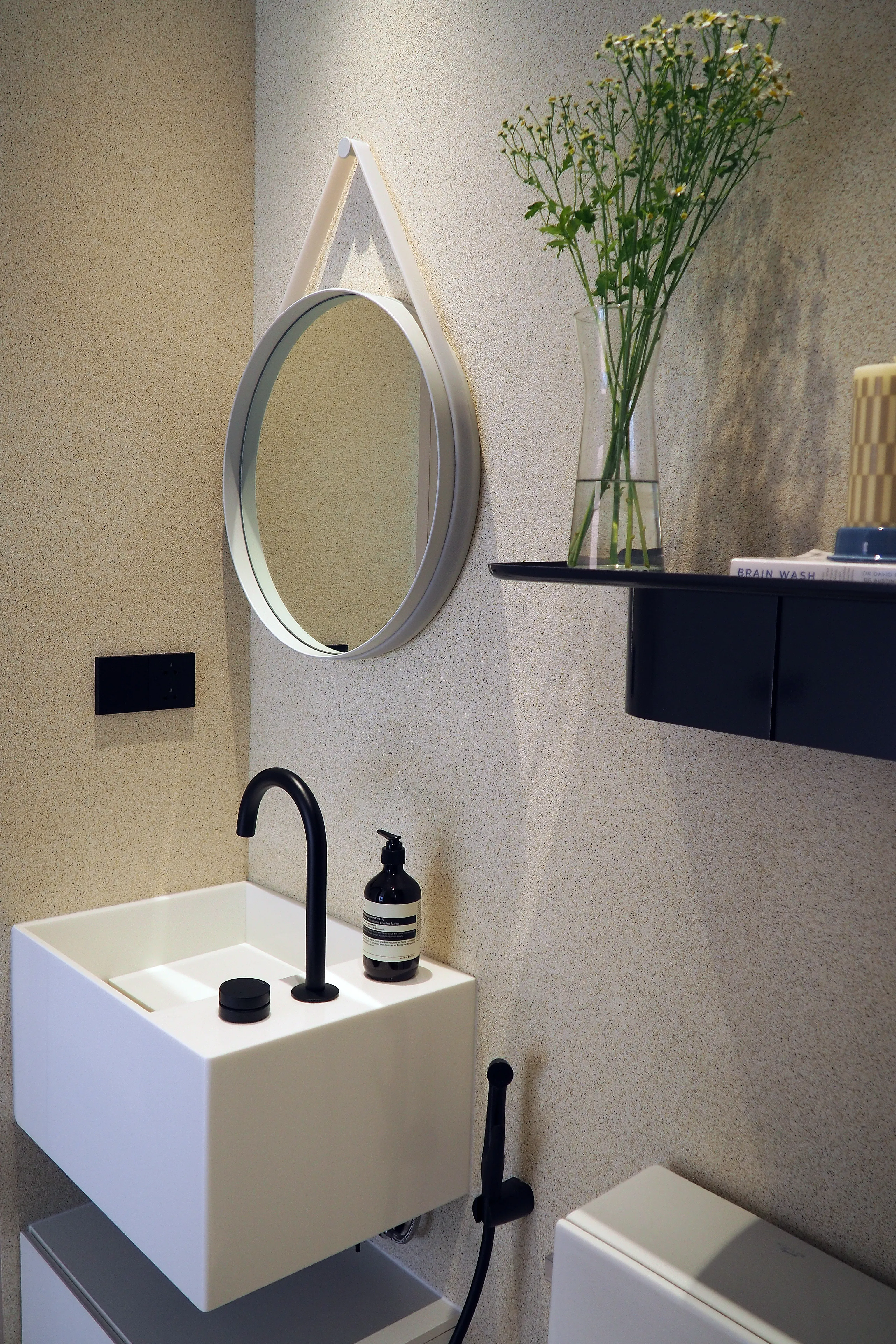 Alom Ari Residence — Wall surface