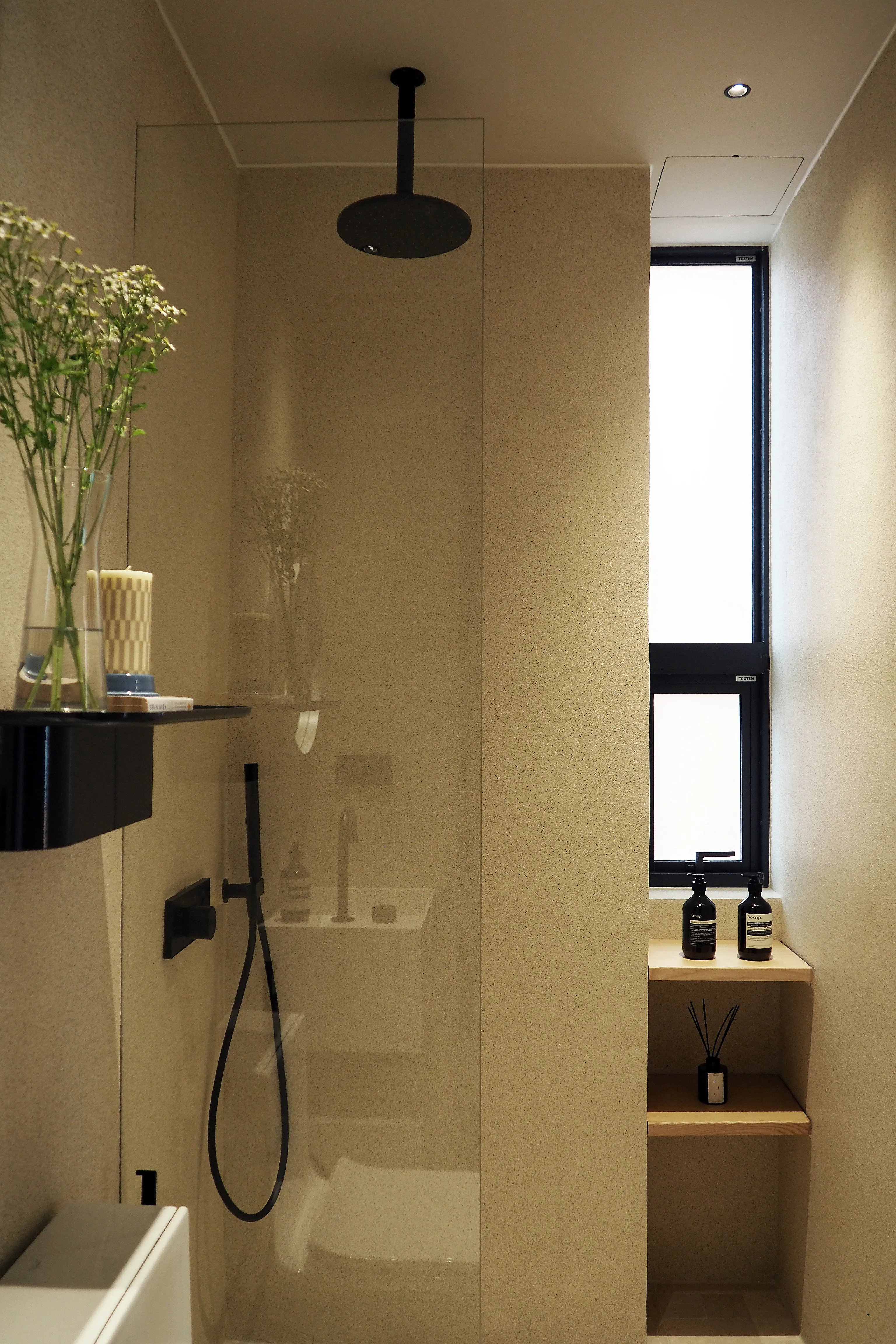 Alom Ari Residence — Interior wall