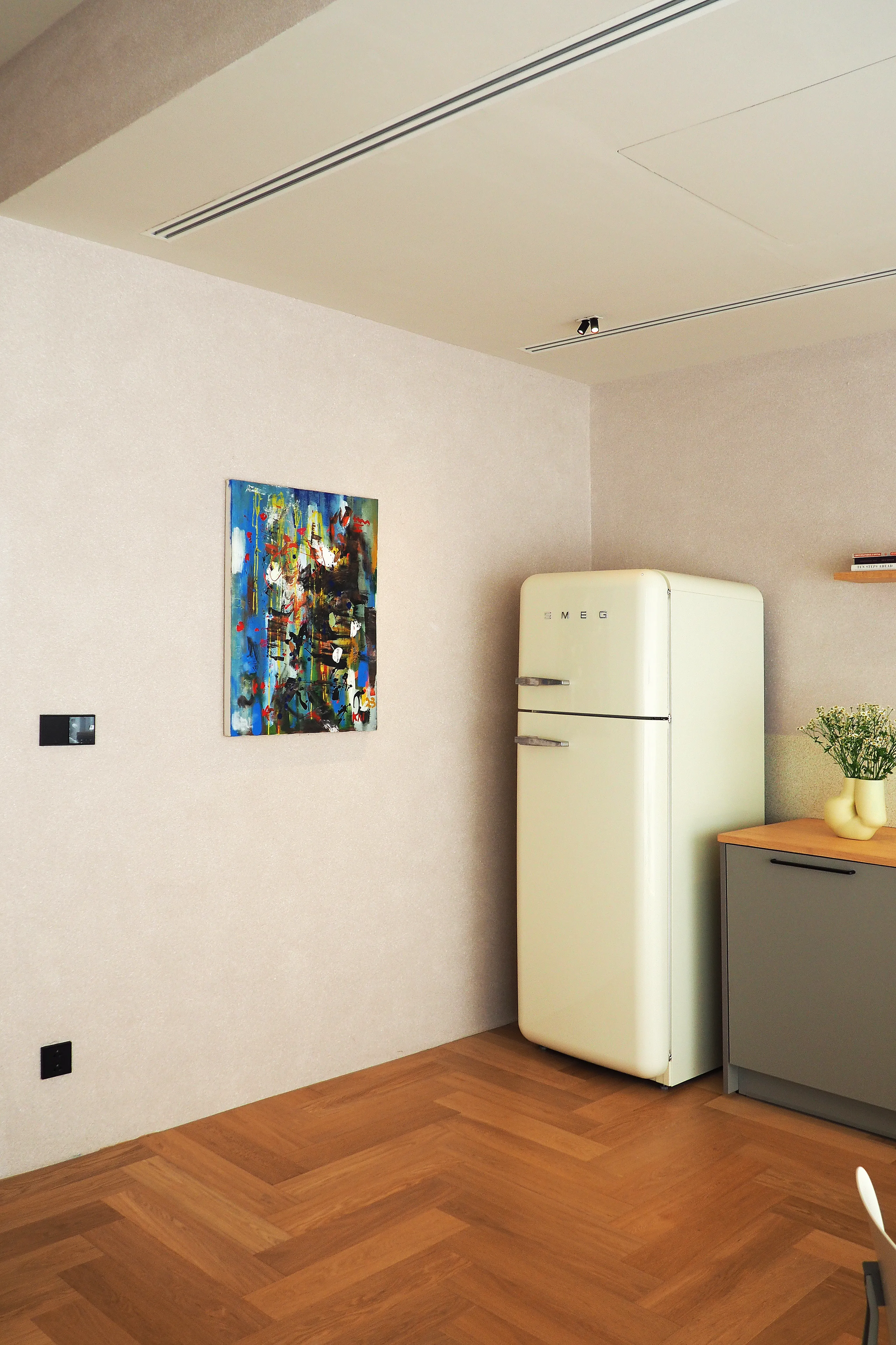 Alom Ari Residence — Liquid stone wall