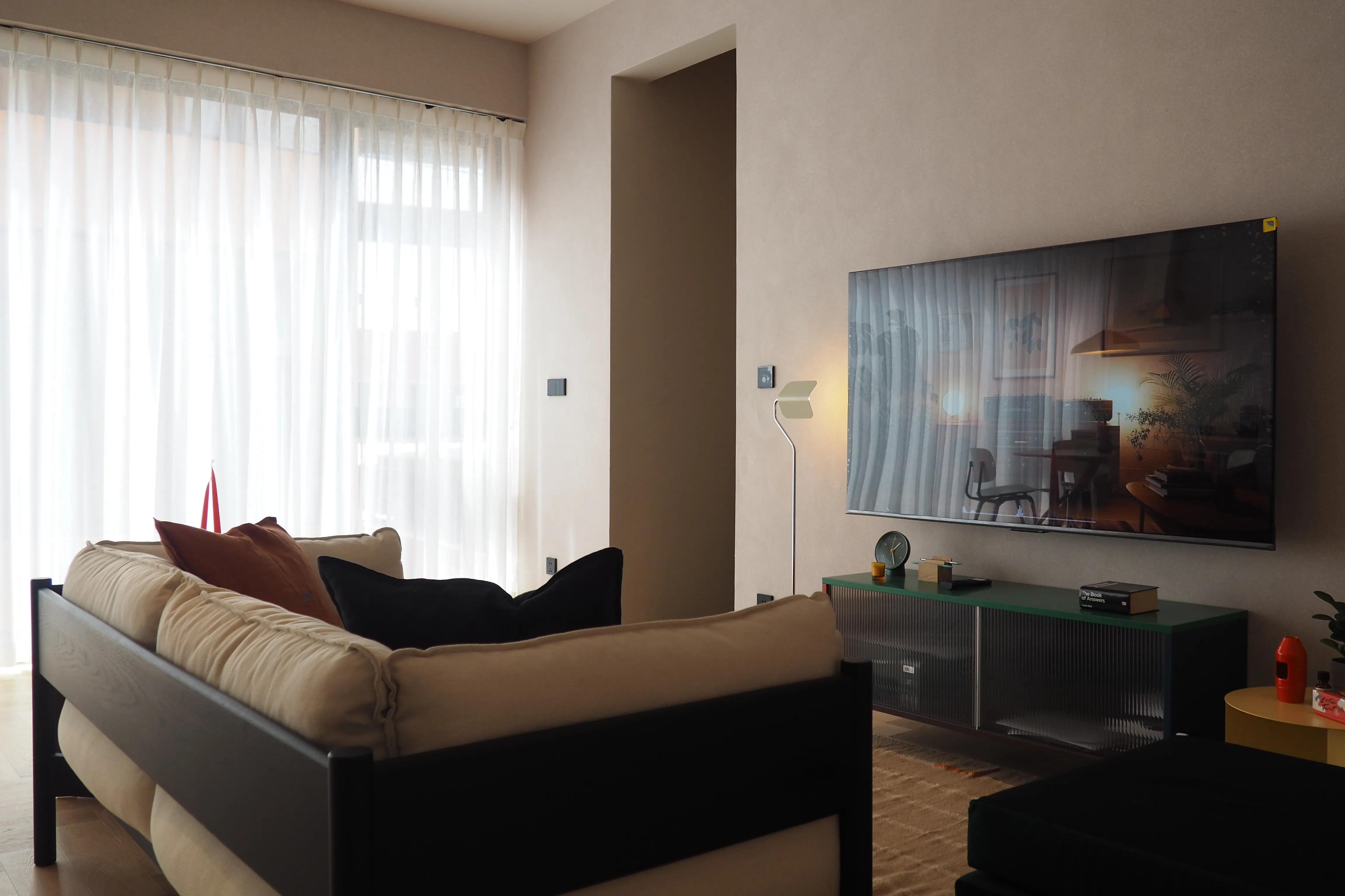 Alom Ari Residence — Decorative interior