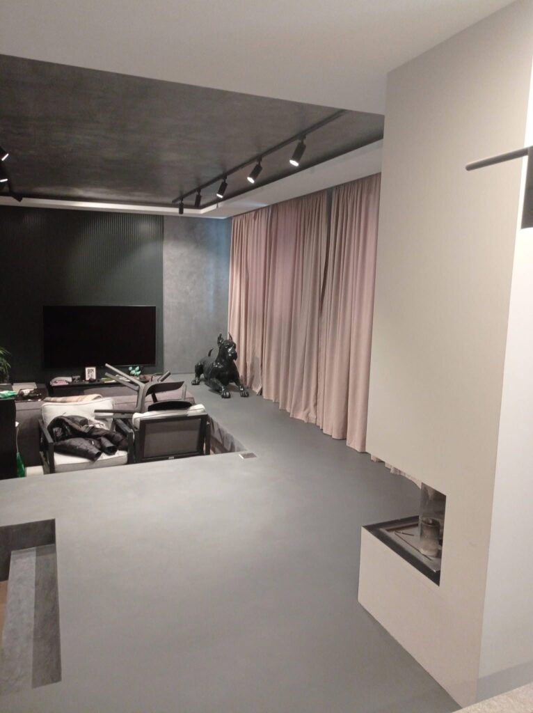 Microcement flooring in a modern hallway with underfloor heating — Silk Plaster